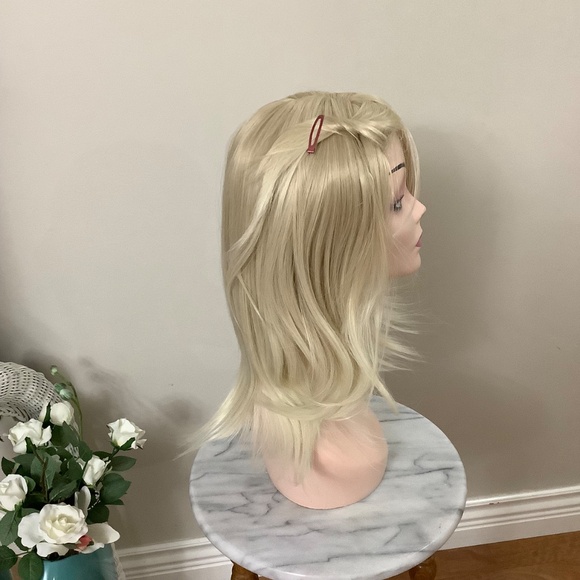 NEW Beautiful Blonde Wig - Picture 5 of 12